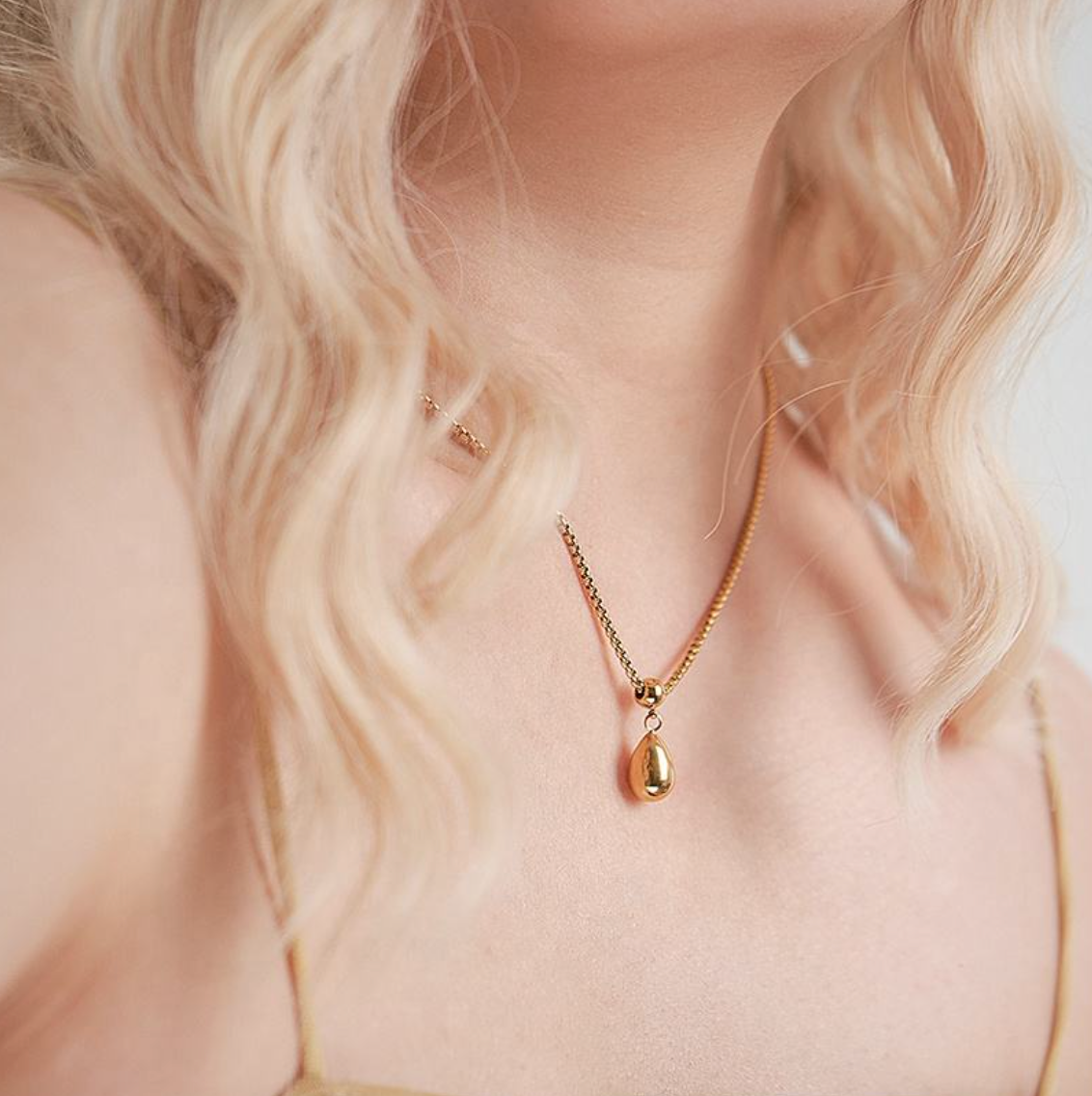 Modern Teardrop Pendant Necklace